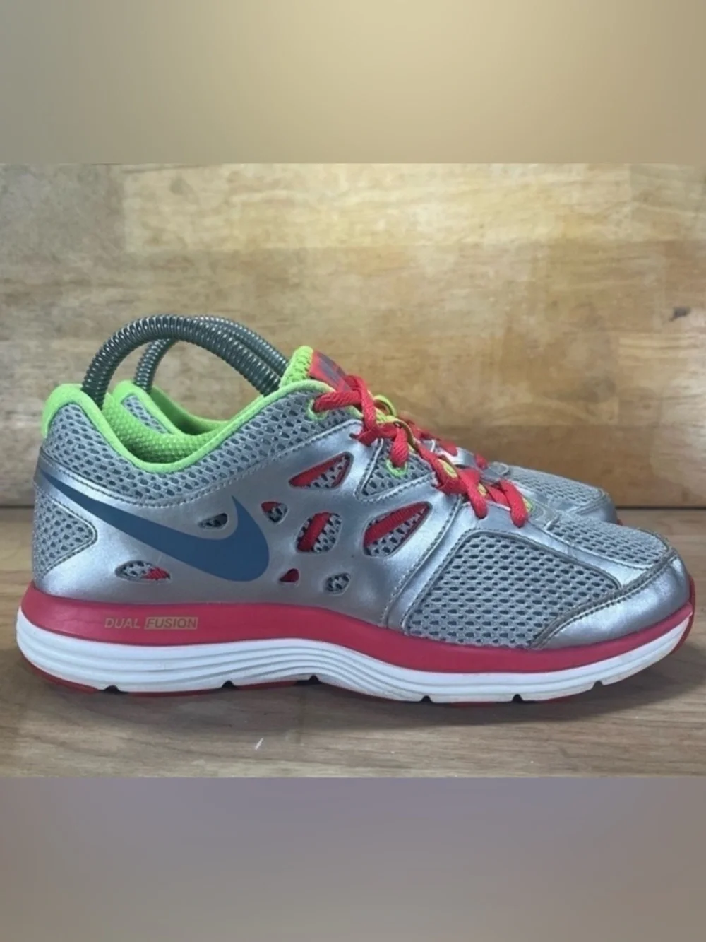 Nike Dual Fusion Lite Womens Size 6.5 Running Shoes Silver Red 599560-001